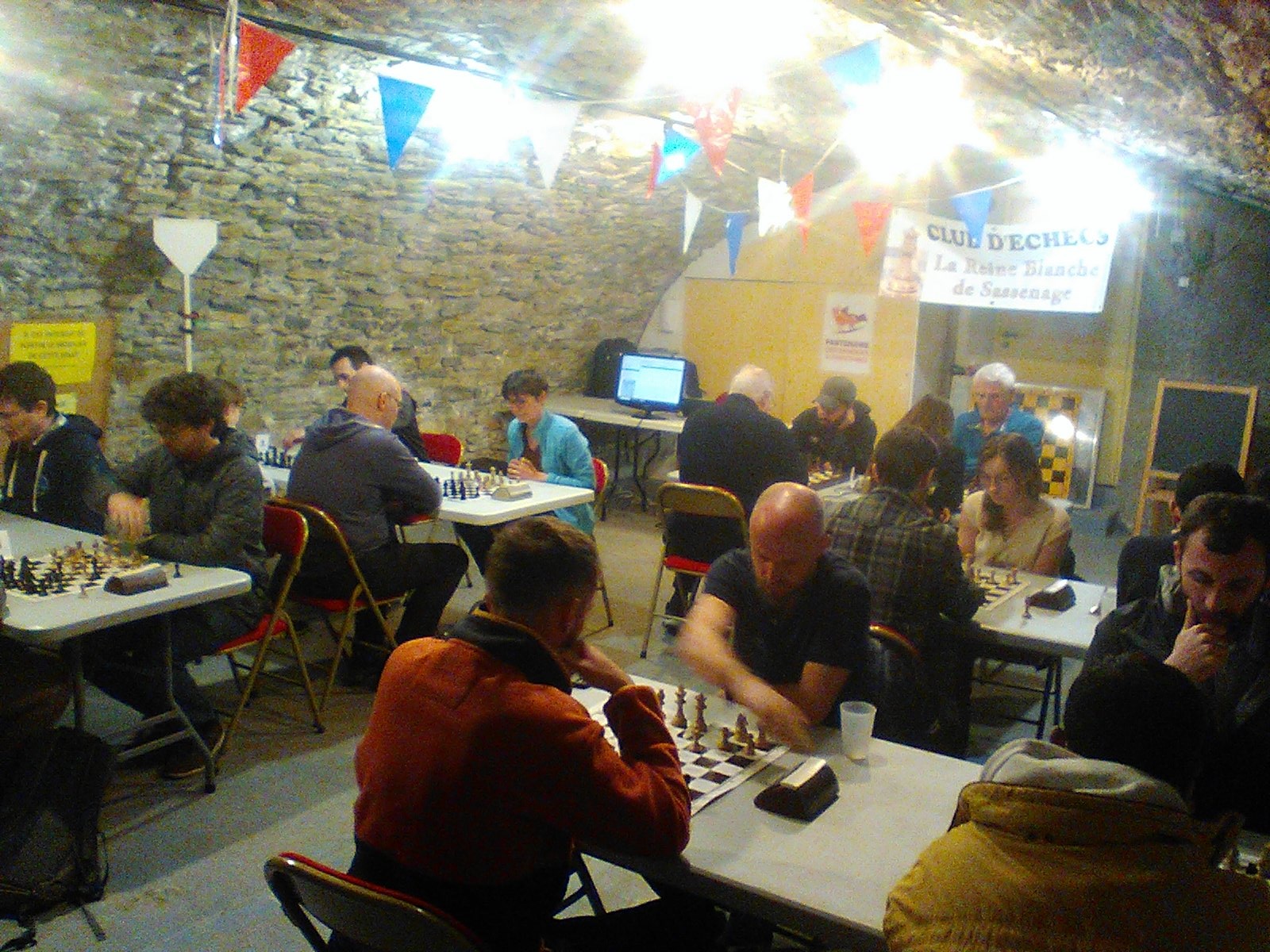 La salle de jeu remplie