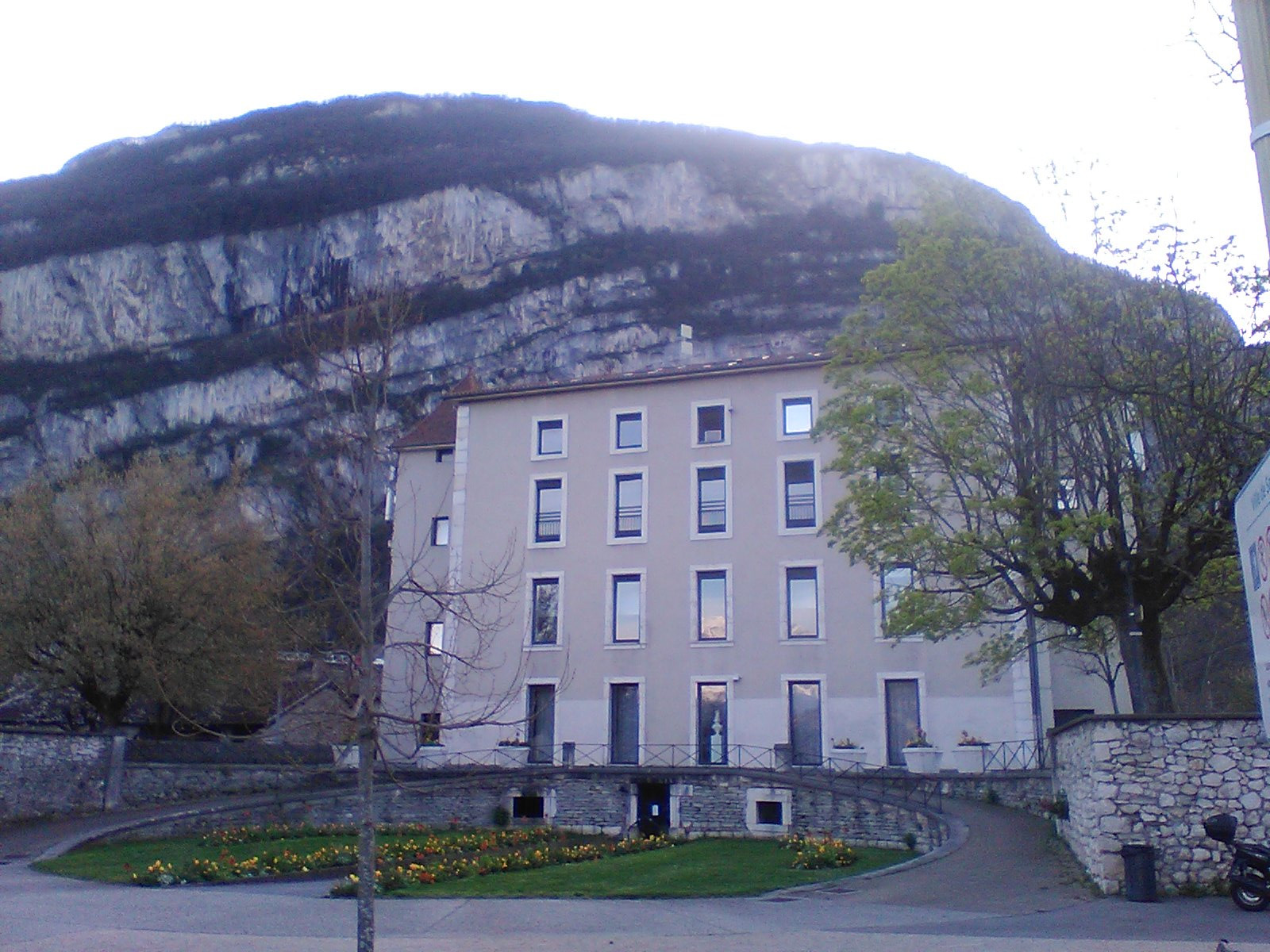 Vue sur la mairie de Sassenage