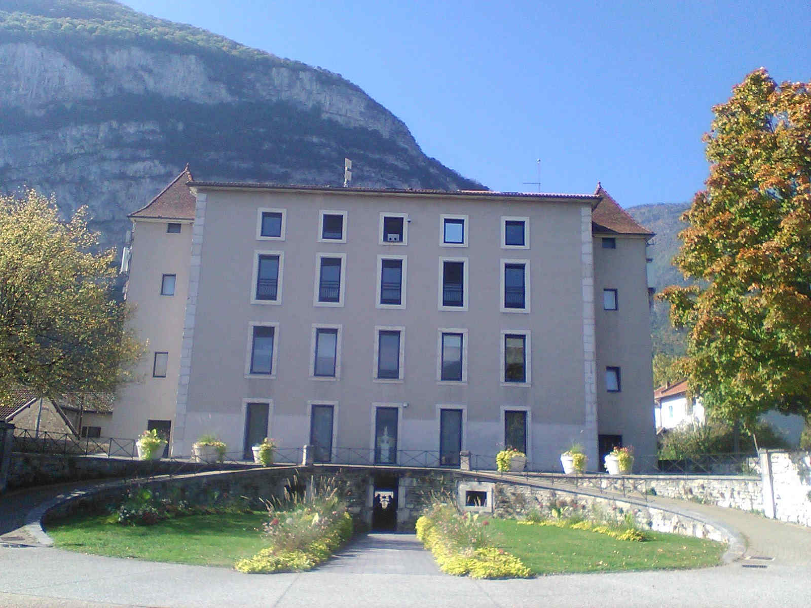 Vue sur la mairie de Sassenage